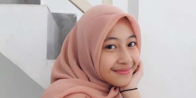 Gaya Modis Adiba Khanza, Putri Almarhum Uje yang Beranjak Remaja