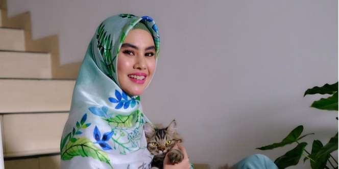 Gaya Hijab Kartika Putri yang Serba Floral