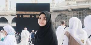 Adu Gaya Hijab Artis yang Umroh di Tahun Baru
