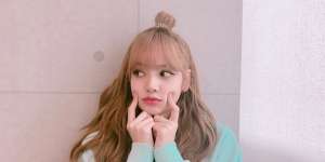 Gaya Busana Playful untuk Hangout ala Lisa 'Blackpink'