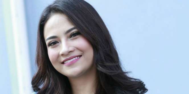 Mobil Mewah Terlalu Biasa, Lihat Pose Vanessa Angel dan Motor Nyentriknya