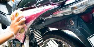 Bahaya Cuci Motor Pakai Semprotan Air Kencang & Mesin Masih Panas