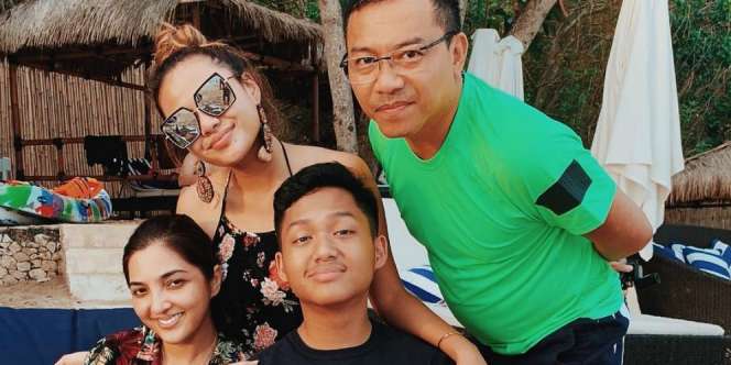 Gaya Kompak Keluarga Hermansyah Pakai Barang Branded
