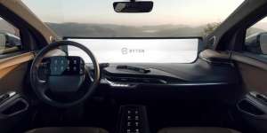 Bukan Main! Layar Sentuh Mobil Listrik Ini Penuhi Dashboard
