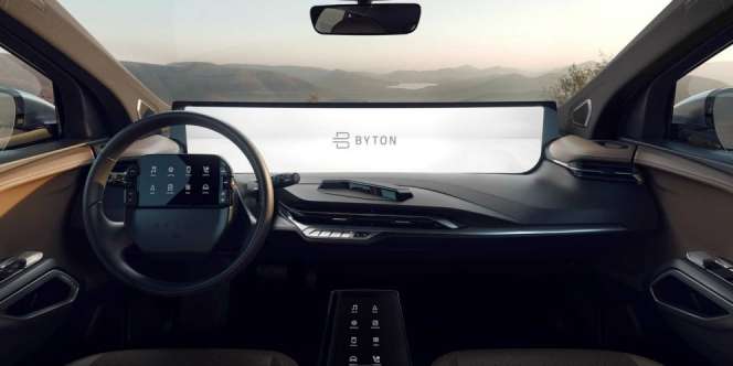 Bukan Main! Layar Sentuh Mobil Listrik Ini Penuhi Dashboard