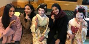 Foto Bareng Nagita, Tangan Paula Verhoeven Jadi Sorotan