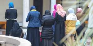 Cara Meluruskan dan Merapatkan Shaf Sholat yang Tepat