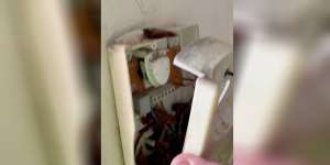 Telepon Rumah Lama Tak Dipakai, Saat Dibuka Isinya.....