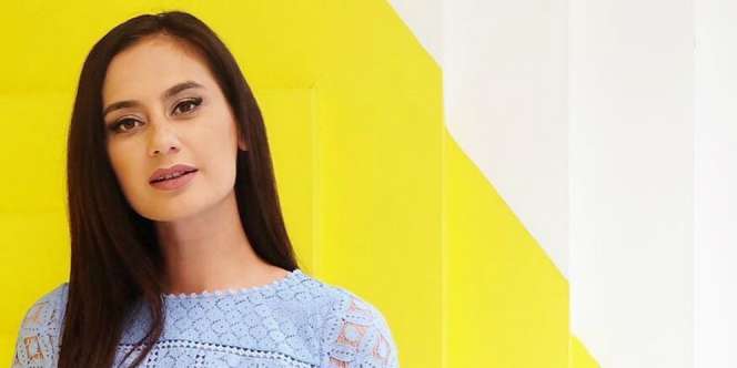 Foto Bareng Mike Lewis, Lutut Marissa Nasution Bikin Penasaran