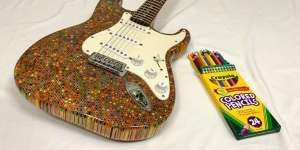Kreativitas Tanpa Batas! Gitar Elektrik dari 1.200 Pensil Warna