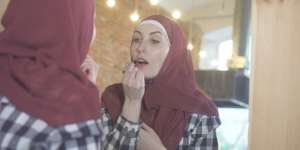 7 Cara Hindari Lipstik Menempel di Gigi