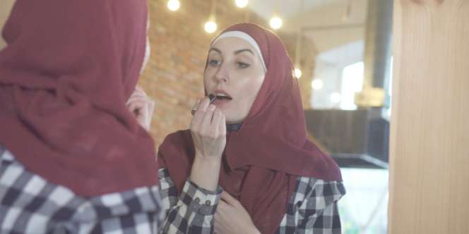 7 Cara Hindari Lipstik Menempel di Gigi