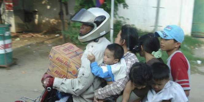 7 Aksi Sekeluarga Naik Motor Ini Bikin Elus Dada