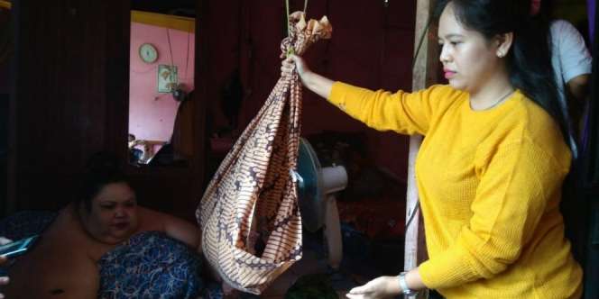 Gadis Ini Tak Lelah Bantu Keseharian Titi Wati