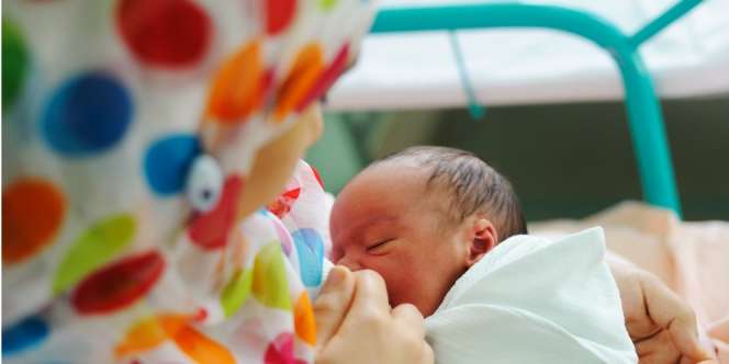 Lucunya, Bayi Suapi Sang Ibu Saat Sedang Disusui