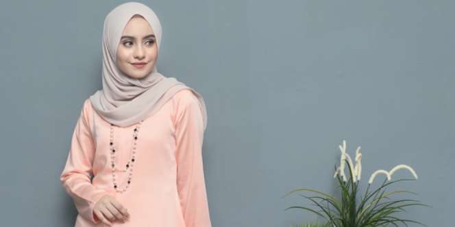 4 Cara Merias Wajah Agar Cocok dengan Dress Warna Coral