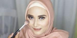 2 Gaya Makeup Seleb untuk `Gold Dress`