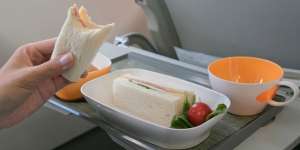 Pesan Sandwich Rp90 Ribu di Pesawat, Isinya Bikin Kesal 