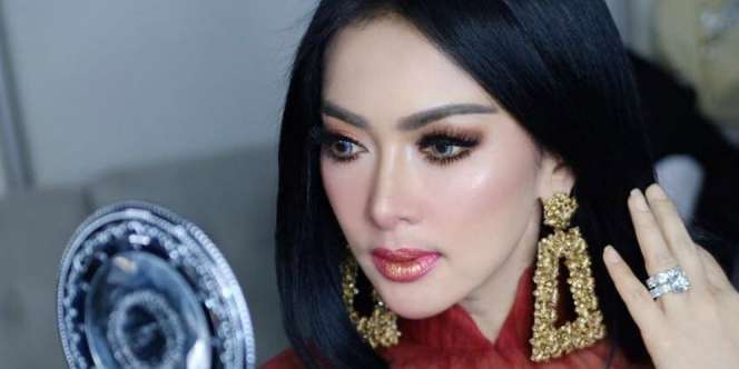 Kerap Tampil Glamor, Harga Outfit Syahrini Tak Sampai Rp3 Juta