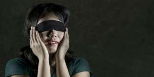 Ikut Tantangan Bird Box Challenge, Si Gadis Terima Akibat Buruknya