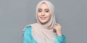 Pakai Dress Biru? Serasikan dengan Gaya Makeup Ini