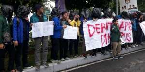Mahasiswa Tutup Wajah Pakai Plastik di Lokasi Debat Capres