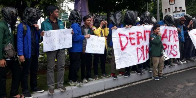 Mahasiswa Tutup Wajah Pakai Plastik di Lokasi Debat Capres
