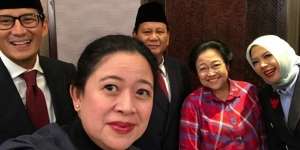 Gaya Prabowo dan Megawati Foto Bareng