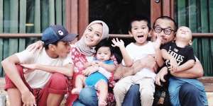 Cerita Kompaknya Enno dan Sang Suami Urus 5 Anak
