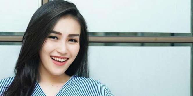 Kakinya Dipegang-pegang, Ayu Ting Ting Tendang Andika Kangen Band