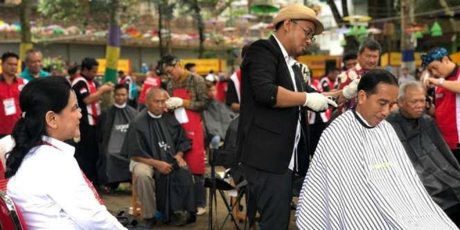 Ditemani Istri & Menteri, Jokowi Pangkas Rambut di Bawah Pohon