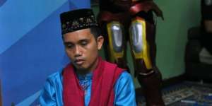 Tangis Ustaz Maulana Pecah di Samping Jasad Istri