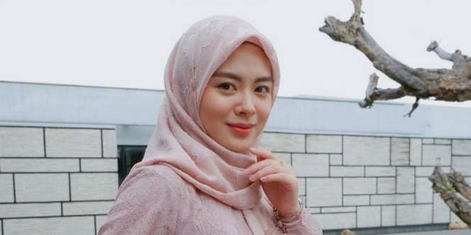 Inspirasi Busana Pastel Ayana Moon, Super Feminin!