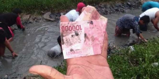 Indramayu Heboh Sungai Berisi Uang Jutaan