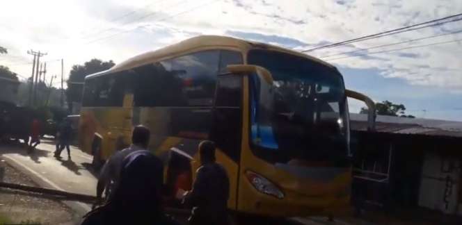 Suasana Menegangkan Bus Rem Blong Nyaris Terjun ke Sungai