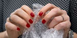 Siswa Stres Ujian Diterapi Pecahkan Bubble Wrap, Berhasil?