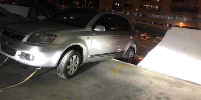 Mendebarkan, Penyelamatan Sopir Mobil Menggantung di Lantai 2 Mal