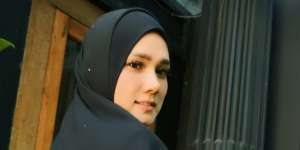 Inspirasi Gamis Hitam ala Mulan Jameela