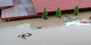 Banjir Bandang, Semalaman Guru & Siswi Terjebak di Atap Sekolah