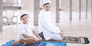 Terapkan Hal Ini Agar Buah Hati Rajin Salat