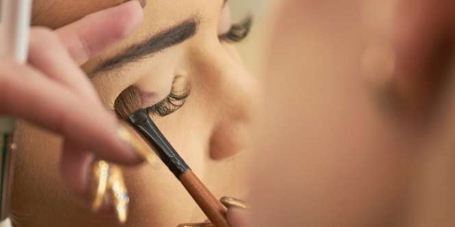 Tampil dengan Eyeshadow Pink dan Lipstik Merah, Siapa Takut!
