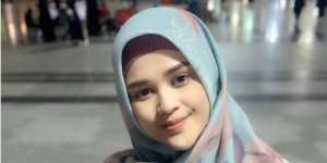 Penampilan Cut Meyriska Setelah Berhijab, Serba Motif!