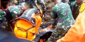 Nenek, Ibu, dan Cucu Tewas Berpelukan Tertimbun Longsor