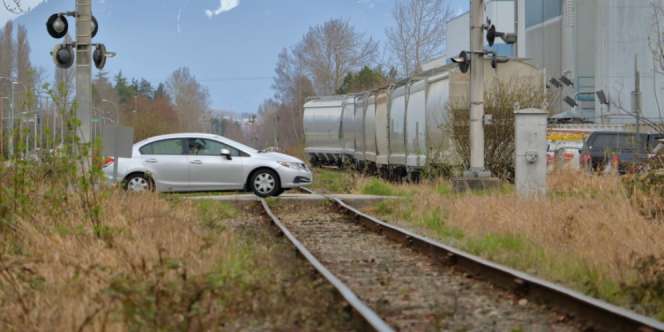 Cara Aman Agar Mesin Kendaraan Tidak Mati di Rel Kereta Api