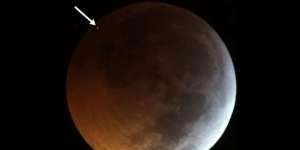 Sebuah Meteorit Tabrak Bulan Saat Fenomena Super Blood Wolf