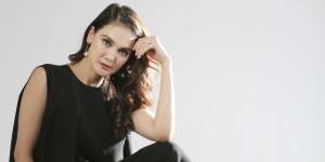 Luna Maya Tampil Stunning dengan Riasan Earthy-look