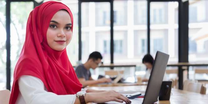 Ini Kenapa Warna Merah Cocok Dipakai untuk Ngantor
