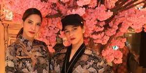 Parade Busana Cheongsam dengan Atraksi Tari Naga