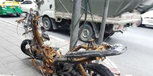 Detik-detik Motor Listrik Terbakar di Jalan Raya, Waspada!