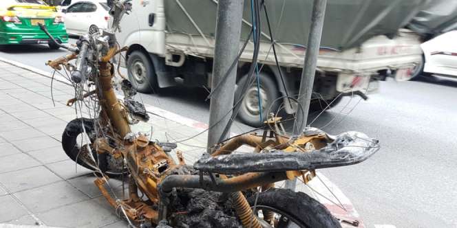 Detik-detik Motor Listrik Terbakar di Jalan Raya, Waspada!